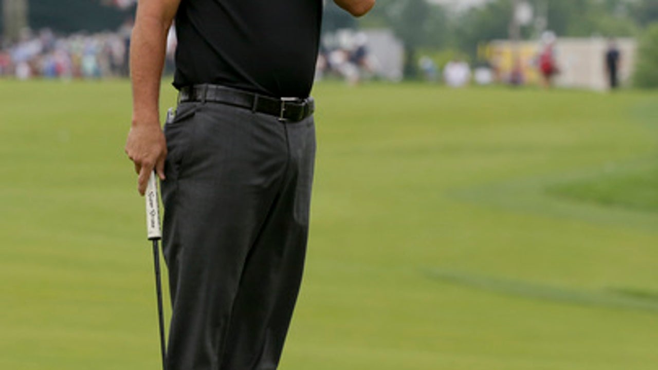 The Latest: Defending champ Spieth starts rolling at US Open